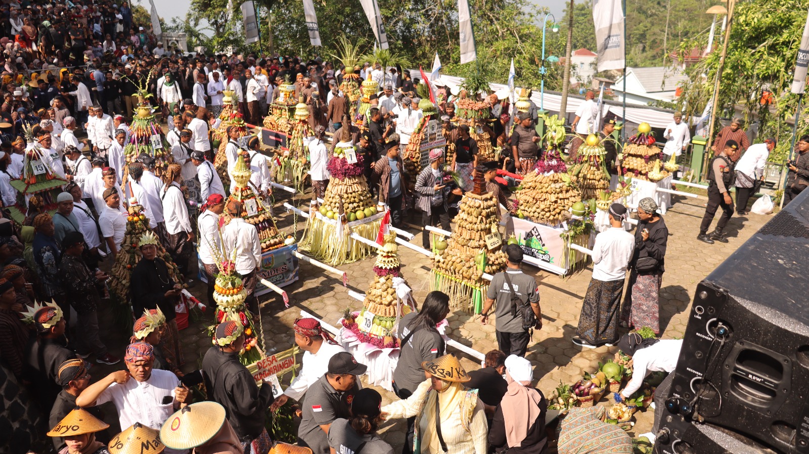 Suasana meriah dan semarak mewarnai Parade Sewu Kupat Muria di Desa Colo, Kecamatan Dawe, Kabupaten Kudus, Senin (7/4/2025)