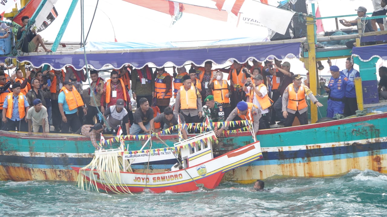 Prosesi pelarungan kepala kerbau dalam tradisi larungan di tengah laut Kabupaten Jepara pada Senin (7/4/2025)