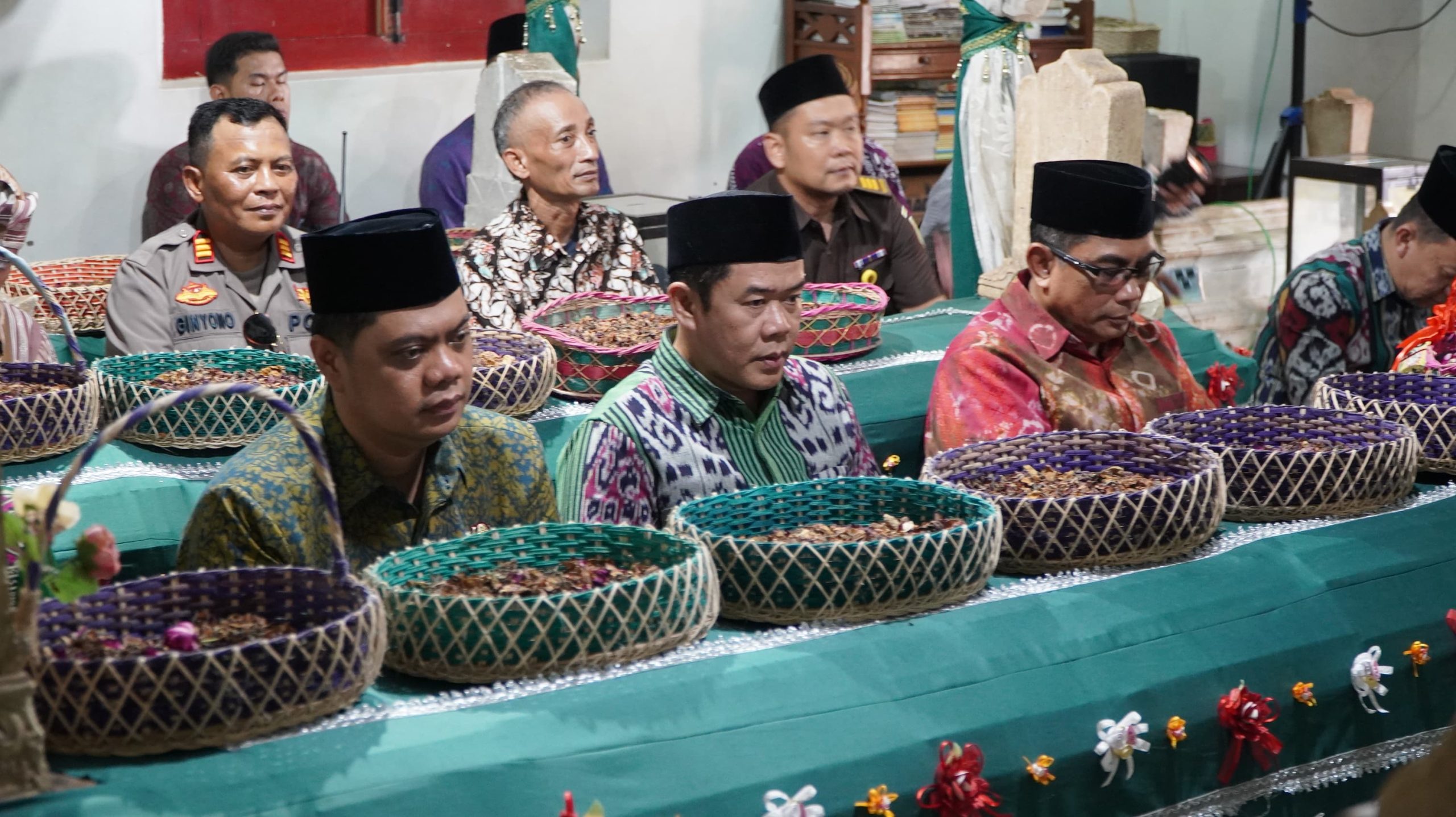 Ketua DPRD Jepara, Agus Sutisna, bersama Bupati Jepara, Witiarso Utomo, dan Forkopimda, melaksanakan ziarah kubur para leluhur menjelang peringatan hari jadi Kabupaten Jepara ke-476 pada 10 April 2025