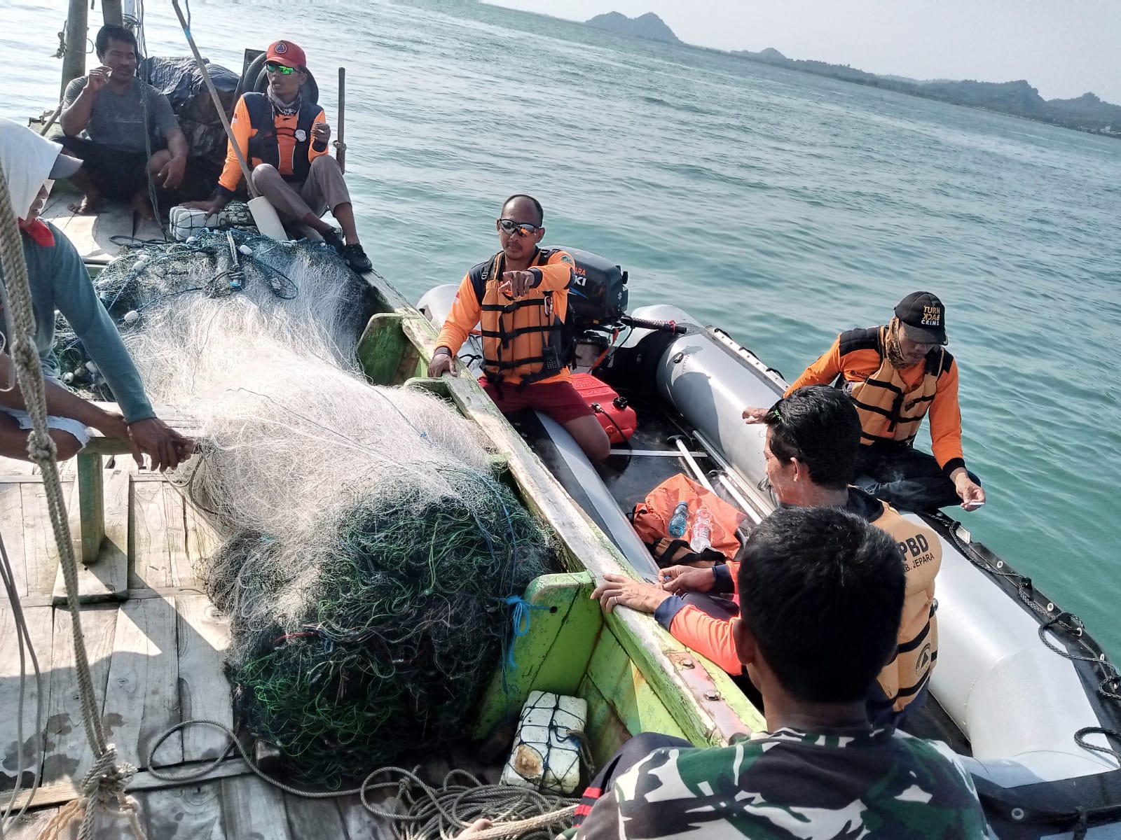 Tim BPBD Jepara bersama masyarakat saat melakukan pencarian korban tenggelam di sekitar Pulau Mandalika