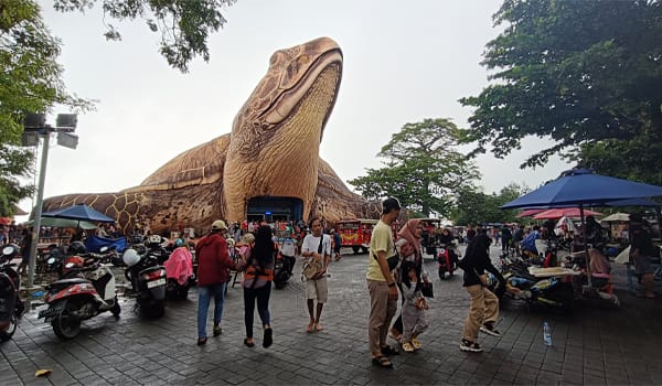 Kunjungan wisatawan di Pantai Kartini, Jepara membludak selama libur lebaran 2025