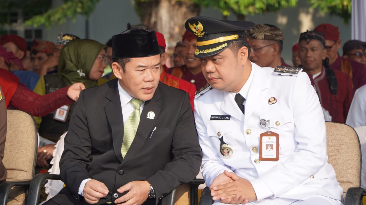 Ketua DPRD Kabupaten Jepara, Agus Sutisna bersama Bupati Jepara Witiarso Utomo saat menghadiri Upacara Peringatan Hari Jadi Kabupaten Jepara ke-476 pada Rabu (10/4) di Alun-Alun Jepara