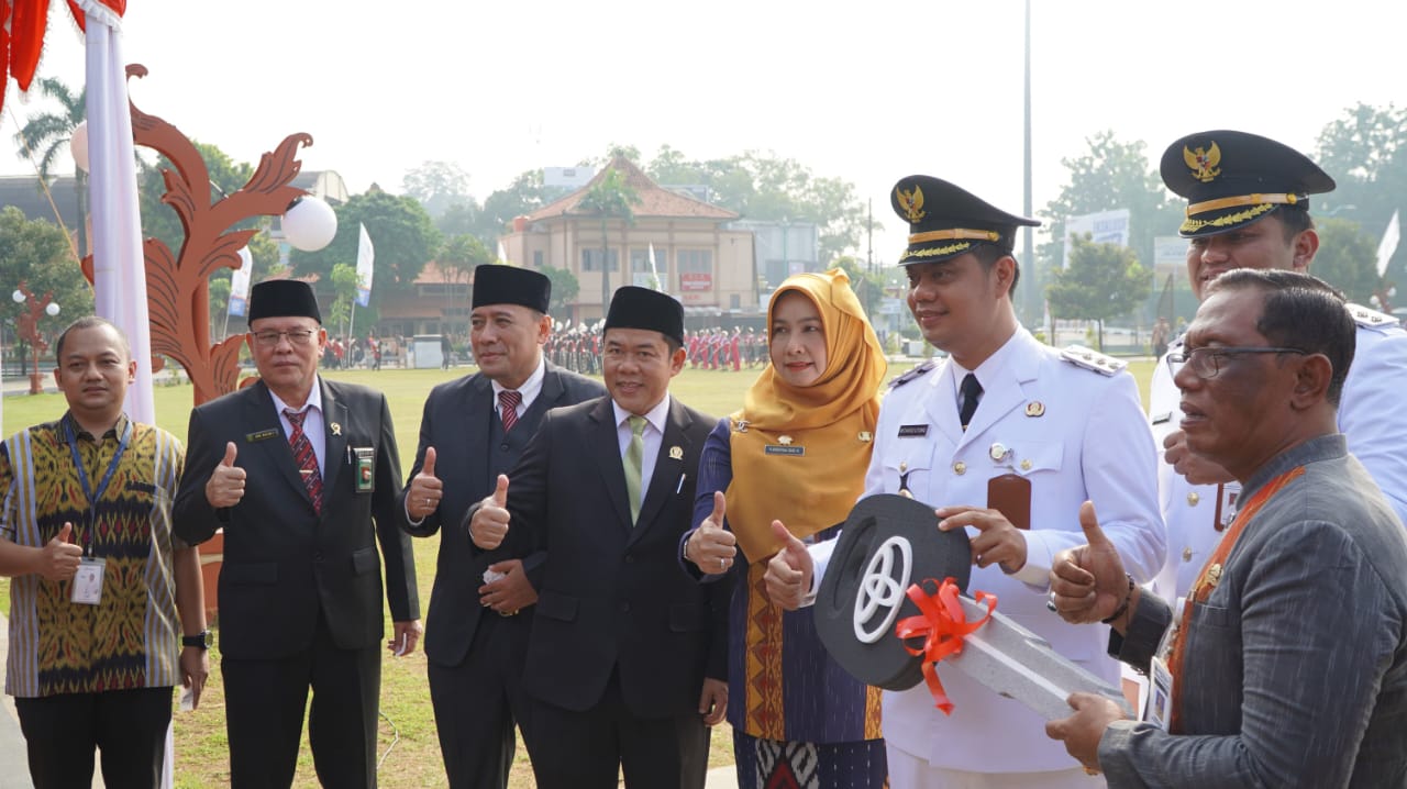 Pemerintah Kabupaten Jepara memberikan hibah kendaraan layanan Samsat Keliling Dalam momentum peringatan Hari Jadi Kabupaten Jepara ke-476 pada Kamis (10/4/2025)