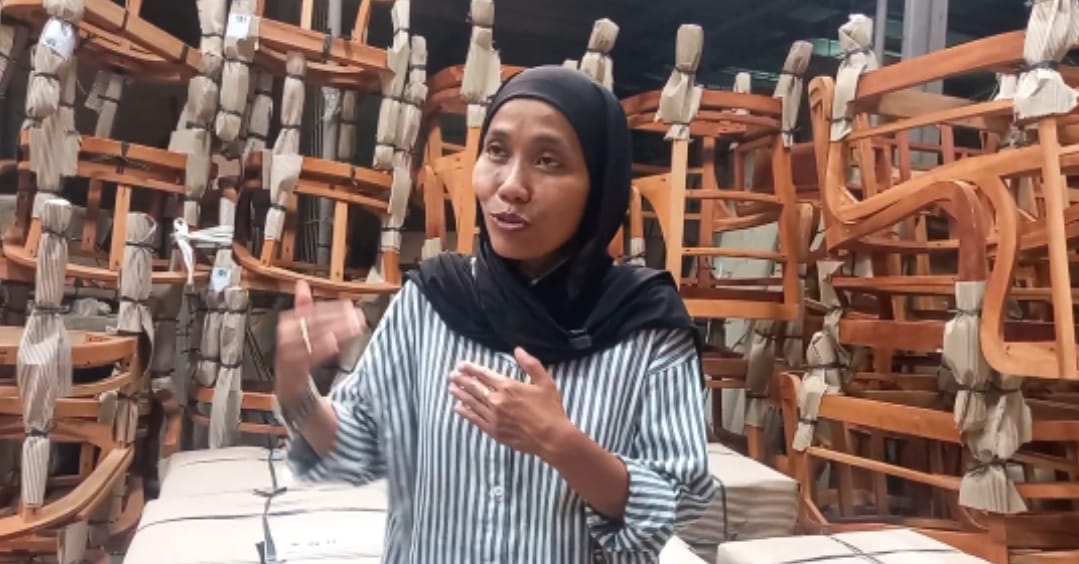 Manajer Marketing PT Raisa Furnitur Hadiyatu Nasiah menjelaskan mengenai dampak yang pihaknya rasakan setelah penerapan tarif resiprokal 32 persen yang ditetapkan Presiden AS untuk produk Indonesia (foto: istimewa)