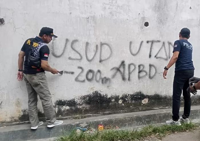 Satpol PP Kabupaten Rembang menutup vandalisme "Usud Utang 200 M APBD" (foto: istimewa)