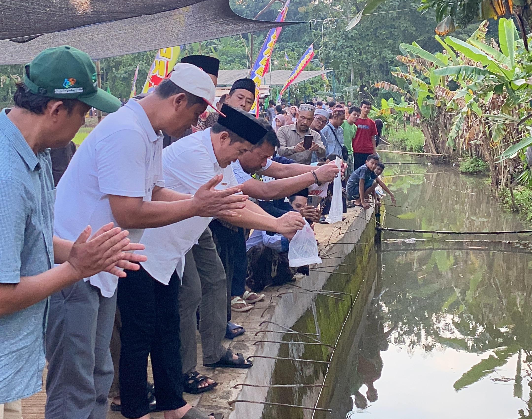 Pelepasan bibit ikan jenis Channa limbata ke aliran sungai saat peresmian jalan desa dan objek wisata baru yang terletak di RT 2 RW 6 Dukuh Tendoksari, Desa Tahunan pada Minggu (13/4/25)
