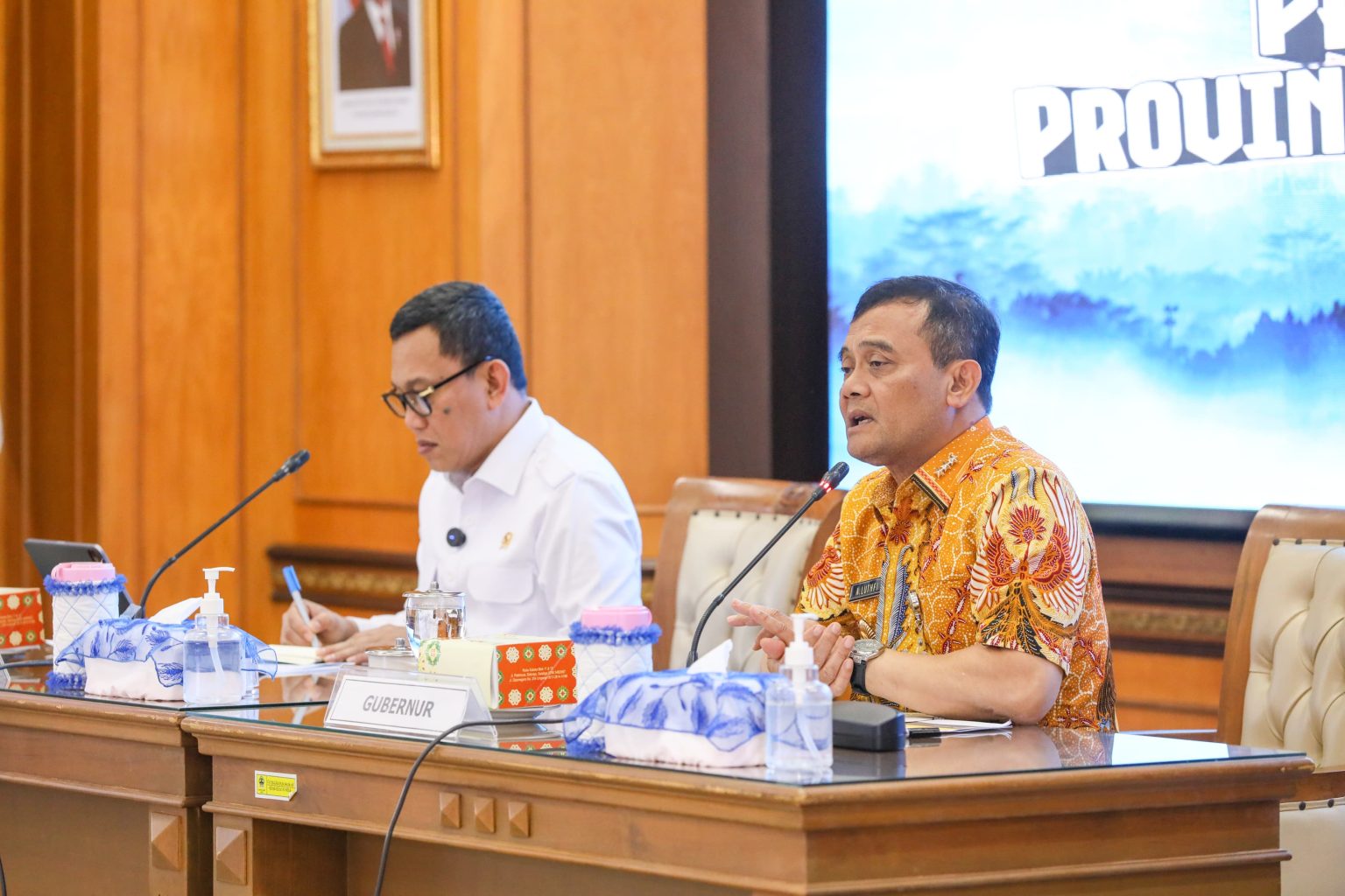 Gubernur Jawa Tengah Ahmad Luthfi saat menerima kunjungan Menteri Perlindungan Pekerja Migran Indonesia, Abdul Kadir Karding, di kantor gubernur, Selasa (15/4/2025).