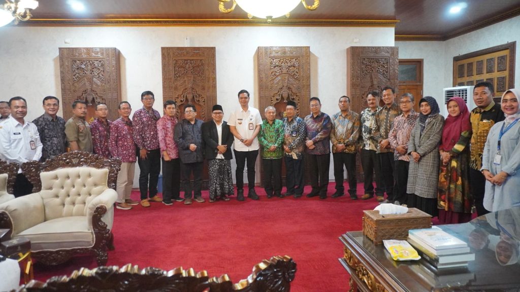Bupati Jepara bersama 14 perwakilan universitas baik negeri maupun swasta yang diundang pada Rabu (16/4/2025) untuk membincangkan kartu sarjana Jepara