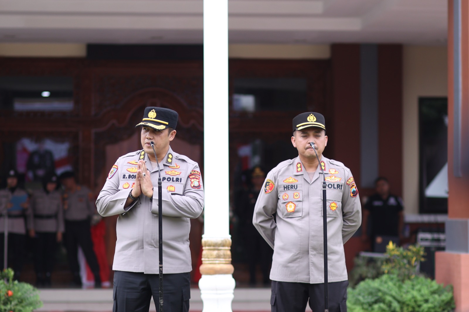 AKBP Ronni Bonic (kiri) bersama Kapolres Kudus yang baru, AKBP Heru Dwi Purnomo (kanan) dalam Farewell Parade pada Jumat (18/4) di halaman Mapolres Kudus