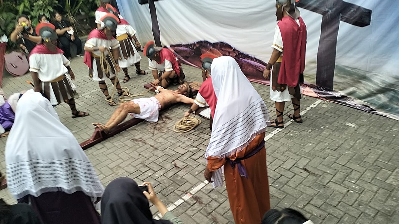 aksi teatrikal Jalan Salib dalam rangka memperingati Hari Paskah yang digelar Gereja Kristen Muria Indonesia (GKMI) Tanjungkarang pada Jumat (18/4)