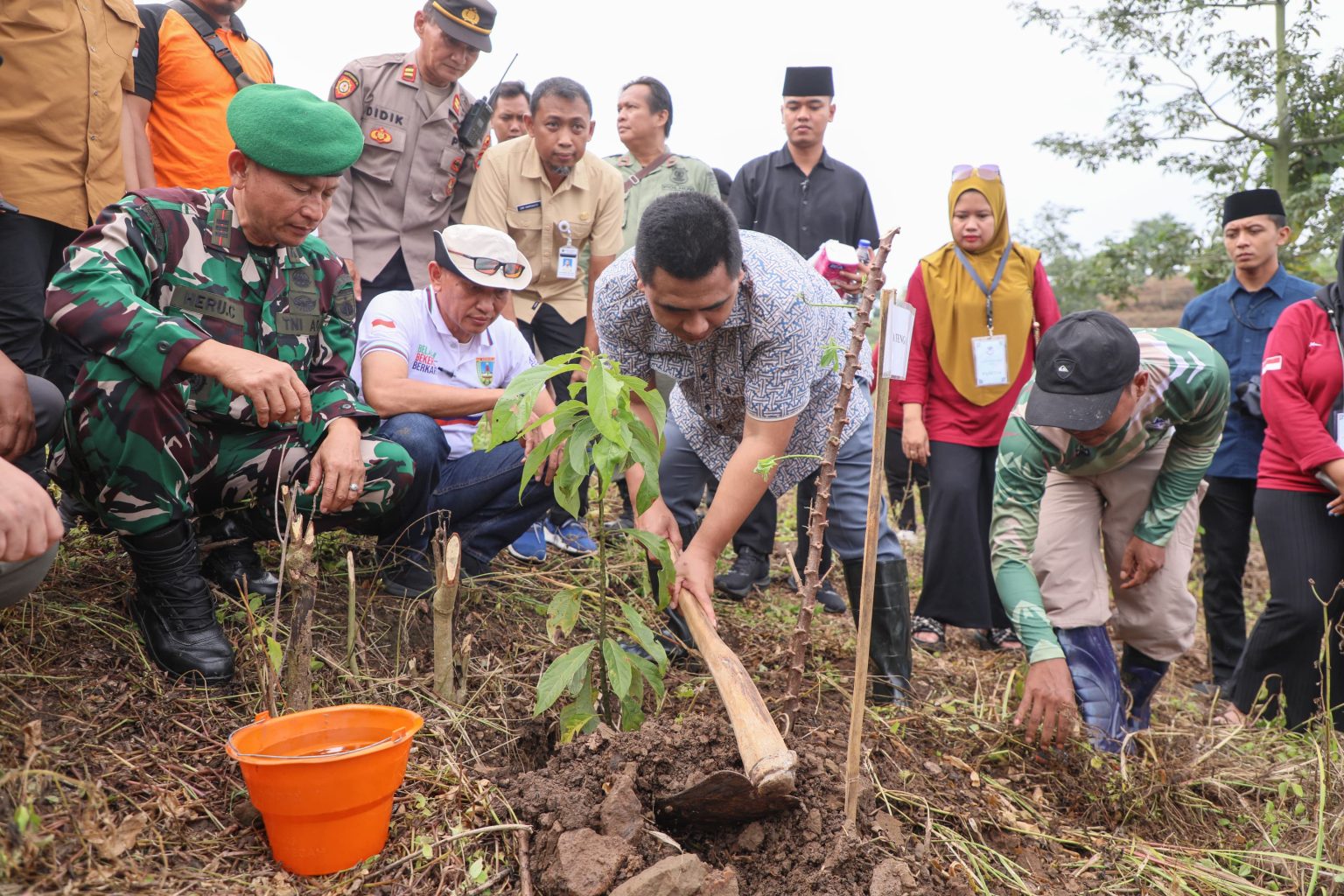 Wakil Gubernur Jawa Tengah, Taj Yasin menanam pohon bersama Komunitas Laskar Lereng Muria (LLM) di kawasan wisata Speedboat Waduk Logung, Desa Kandangmas, Kecamatan Dawe, Kabupaten Kudus, Jumat (18/4/2025).