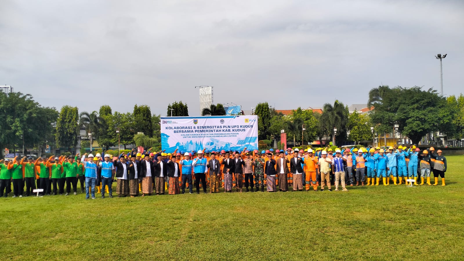 Apel kesiapan peralatan dan personil dalam rangka perimbasan pohon yang melibatkan  kolaborasi antara Dinas PKPLH dan PLN UP3 Kudus, Senin (21/4/2025)