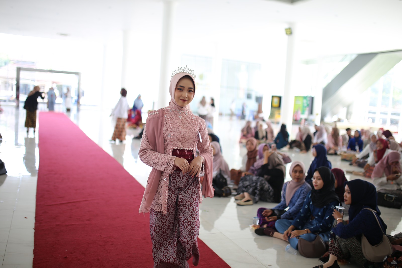 Salah satu mahasiswa UMKU peserta fashion show memperingati hari Kartini pada Senin (21/4/2025) di Gedung Crystal Building UMKU