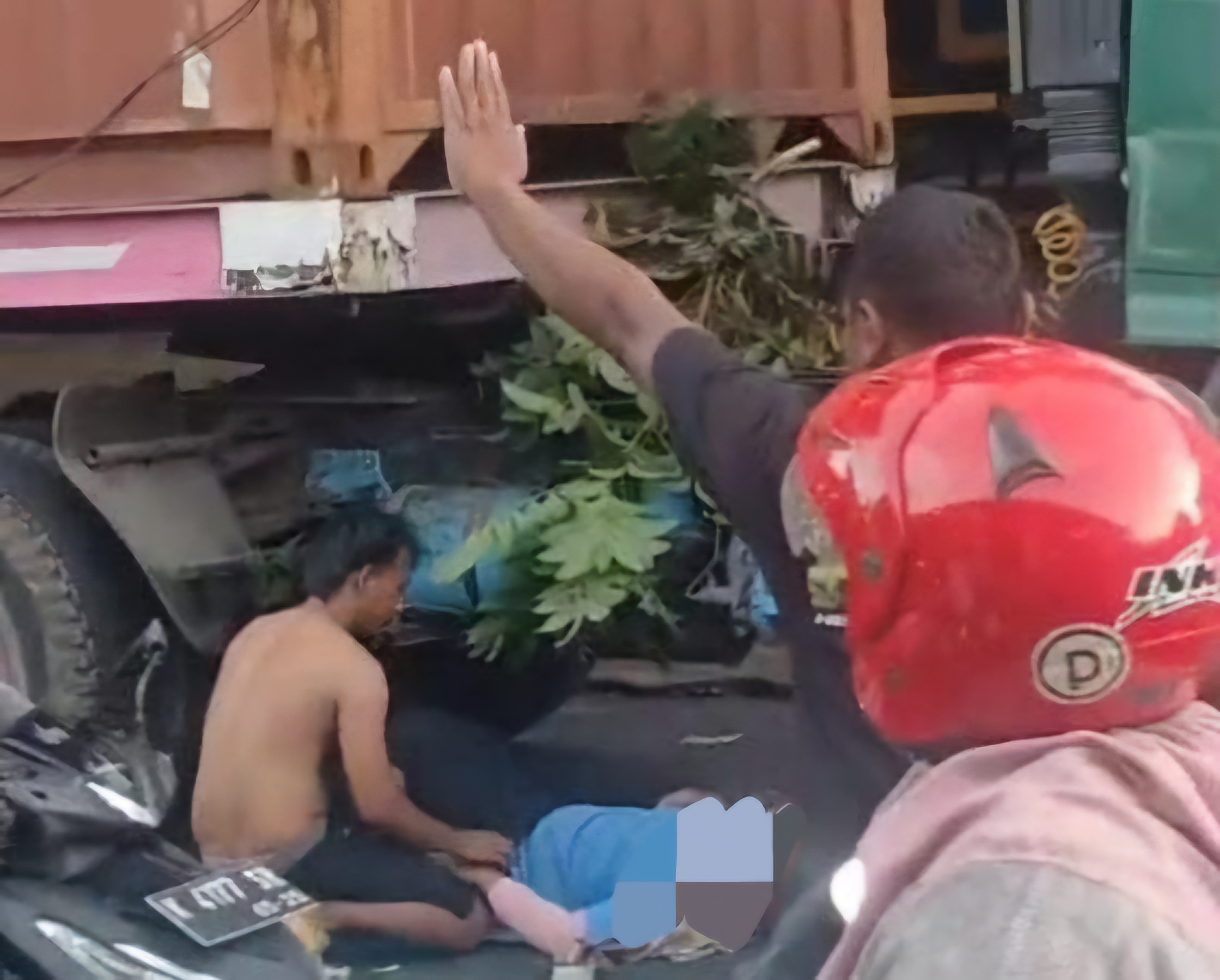 Korban kecelakaan dengan truk kontainer yang dipicu kejatuhan dahan pohon pada Selasa (22/04/2025) sekitar pukul 05.55 WIB di depan ‘Rumah Bapak Subakir’, masuk wilayah Desa Sengonbugel RT 04 RW 03 Kecamatan Mayong, Jepara