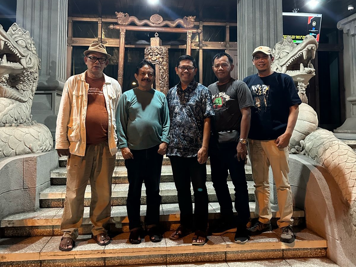 Tokoh pers dan aktivitas PWI di wilayah DIY, Solo, dan Jawa Tengah (Joglosemar) berfoto di depan Monumen Pers Surakarta usai pertemuan informal membahas solusi penyelesaian konflik di tubuh Persatuan Wartawan Indonesia, Kamis (17/4/2025)