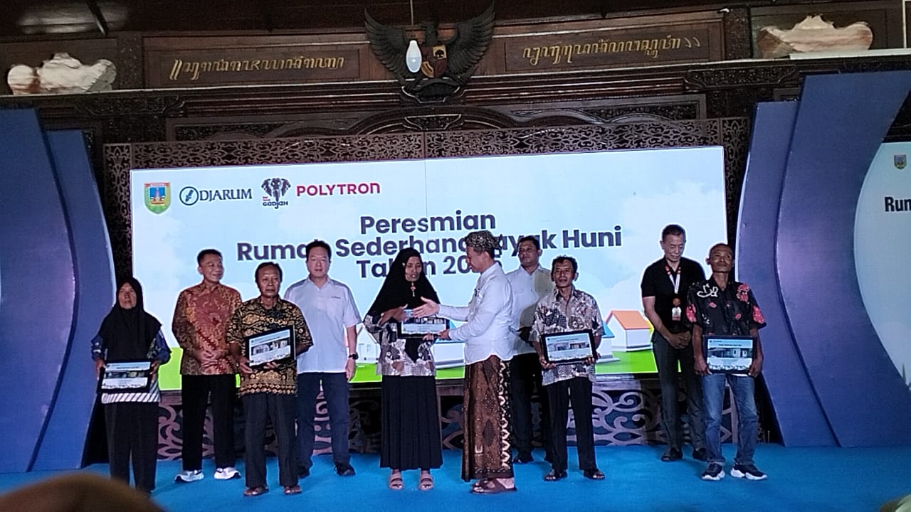 Seremoni serah terima simbolis kepada para penerima bantuan RSLH diselenggarakan di Pendopo Kudus pada Kamis (24/4).