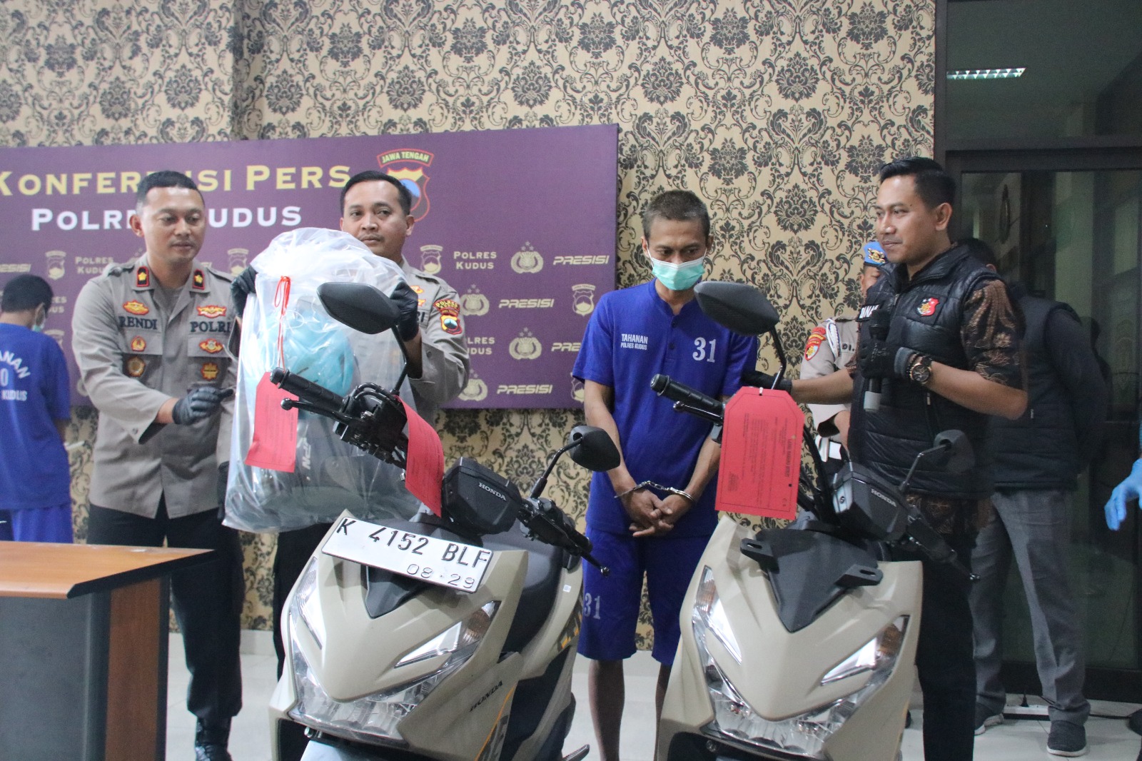 AMY (28) warga Kabupaten Grobogan tersangka pencurian sepeda motor di sejumlah wilayah di Kudus dihadirkan dalam konferensi pers di Mapolres Kudus, Jumat (25/4/2025)