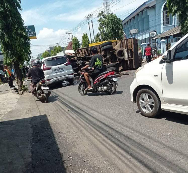 Truk muatan kayu terguling di di Jalan Raya Jepara-Kudus pada Senin (28/4/2025) sekira pukul 11.30 WIB usai bertabrakan dengan mobil Toyota Raize