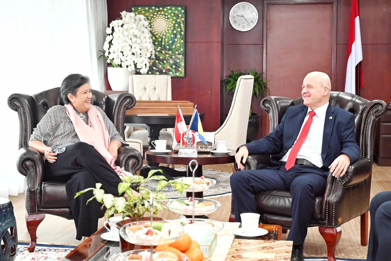 Wakil Ketua MPR RI Lestari Moerdijat saat menerima Duta Besar Bosnia-Herzegovina untuk Indonesia, Armin Limo di ruang kerja Wakil Ketua MPR RI di lantai 9 Gedung Nusantara III, Kompleks DPR RI, MPR RI, dan DPD RI Senayan, Jakarta, Senin (28/4).