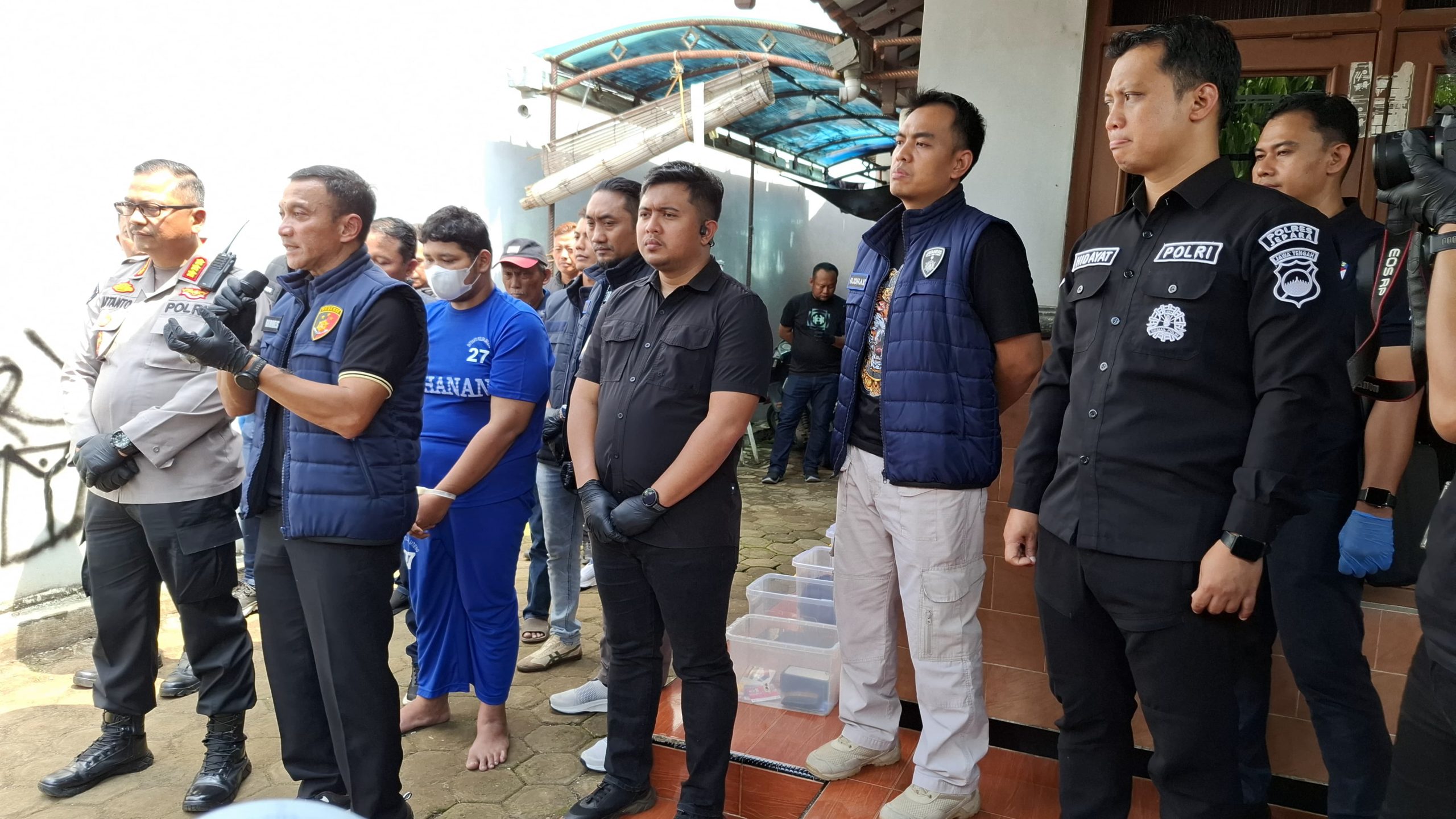 olah tempat kejadian perkara (TKP) di rumah tersangka di Desa Sendang, Kecamatan Kalinyamatan, Kabupaten Jepara