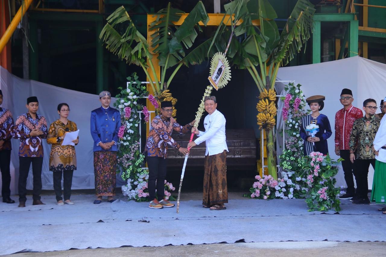 resepsi pengantin tebu pada Kamis (24/4) yang menandai dimulainya masa giling tebu di PG Rendeng