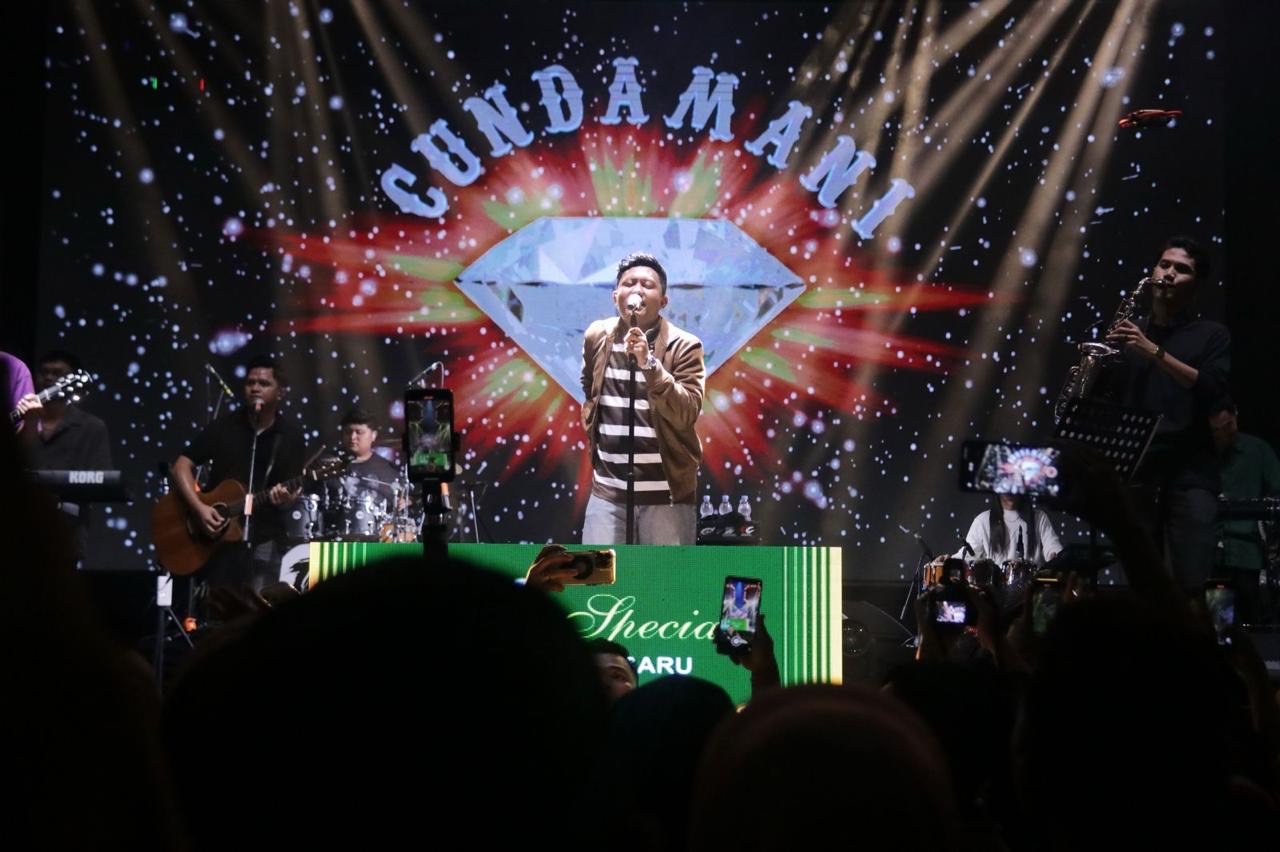 Penampilan Denny Caknan saat Halalbihalal Warga Kudus Konser Denny Caknan pada Sabtu, (12/4/2025) di Alun-Alin Simpang Tujuh Kudus