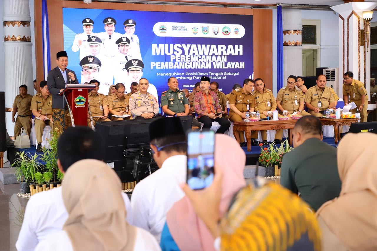 Bupati Kudus Sam'ani Intakoris mengusulkan bantuan keuangan APBD Provinsi tahun 2026 untuk lima prioritas saat Musrenbang Wilayah Tahun 2025 eks-Karesidenan Pati pada Senin (21/4/2025)