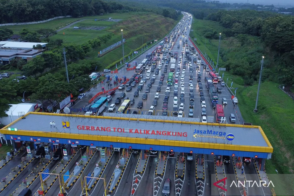 Puncak arus mudik di Gerbang Tol (GT) Kalikangkung Semarang-Batang, Semarang, Jawa Tengah, Jumat (28/3/2025) (Foto: ANTARA)