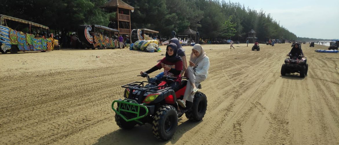 Wisatawan menikmati wahana di Pantai Karangjahe, Kabupaten Rembang pada musim libur libaran 2025 (foto: jatengprov.go.id)