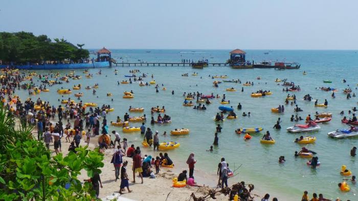 Suasana lebaran di Pantai Bandengan
