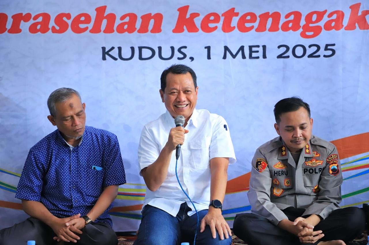 Bupati Kudus Sam'ami Intakoris saat Halalbihalal Sarasehan Ketenagakerjaan di Kantor DPC KSPSI Kabupaten Kudus, Kamis (1/5/2025)