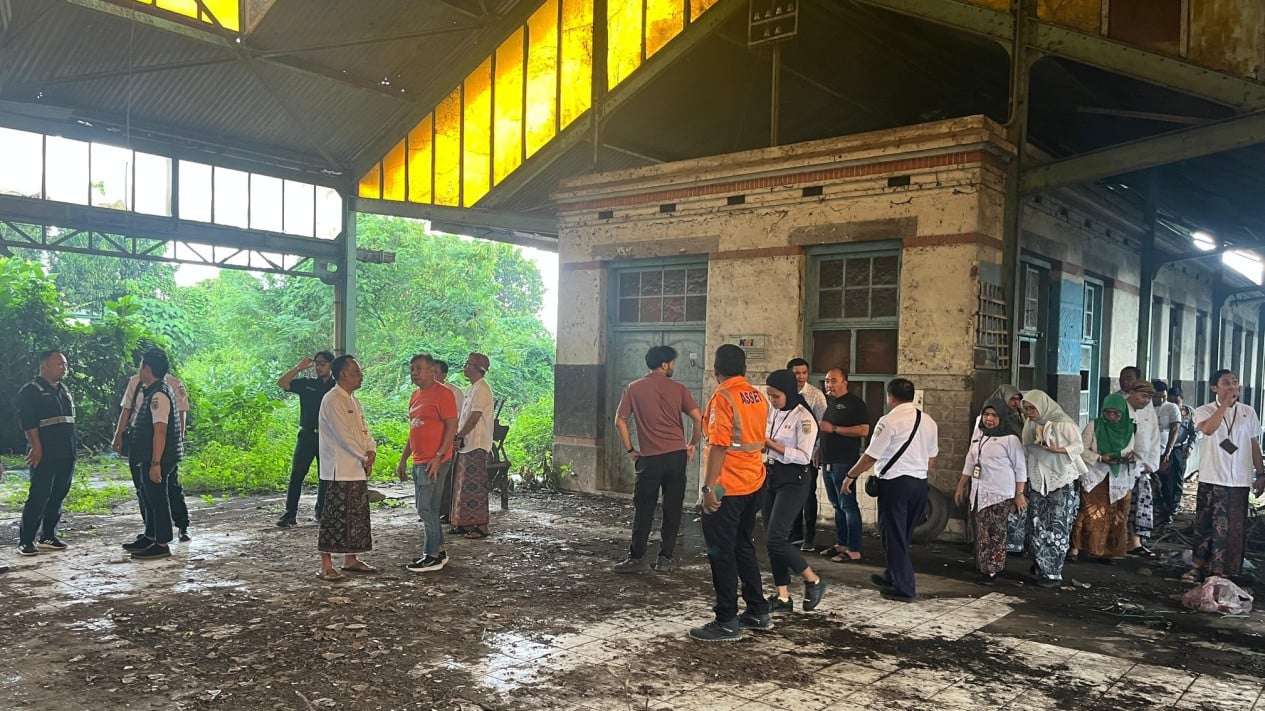 Pemkab Kudus bersama PT KAI melakukan peninjauan ke eks Stasiun Kereta Api di Kelurahan Wergu Wetan (foto: Jogja Viva)