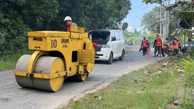 Perbaikan jalan di Karimunjawa melalui Klinik Jalan