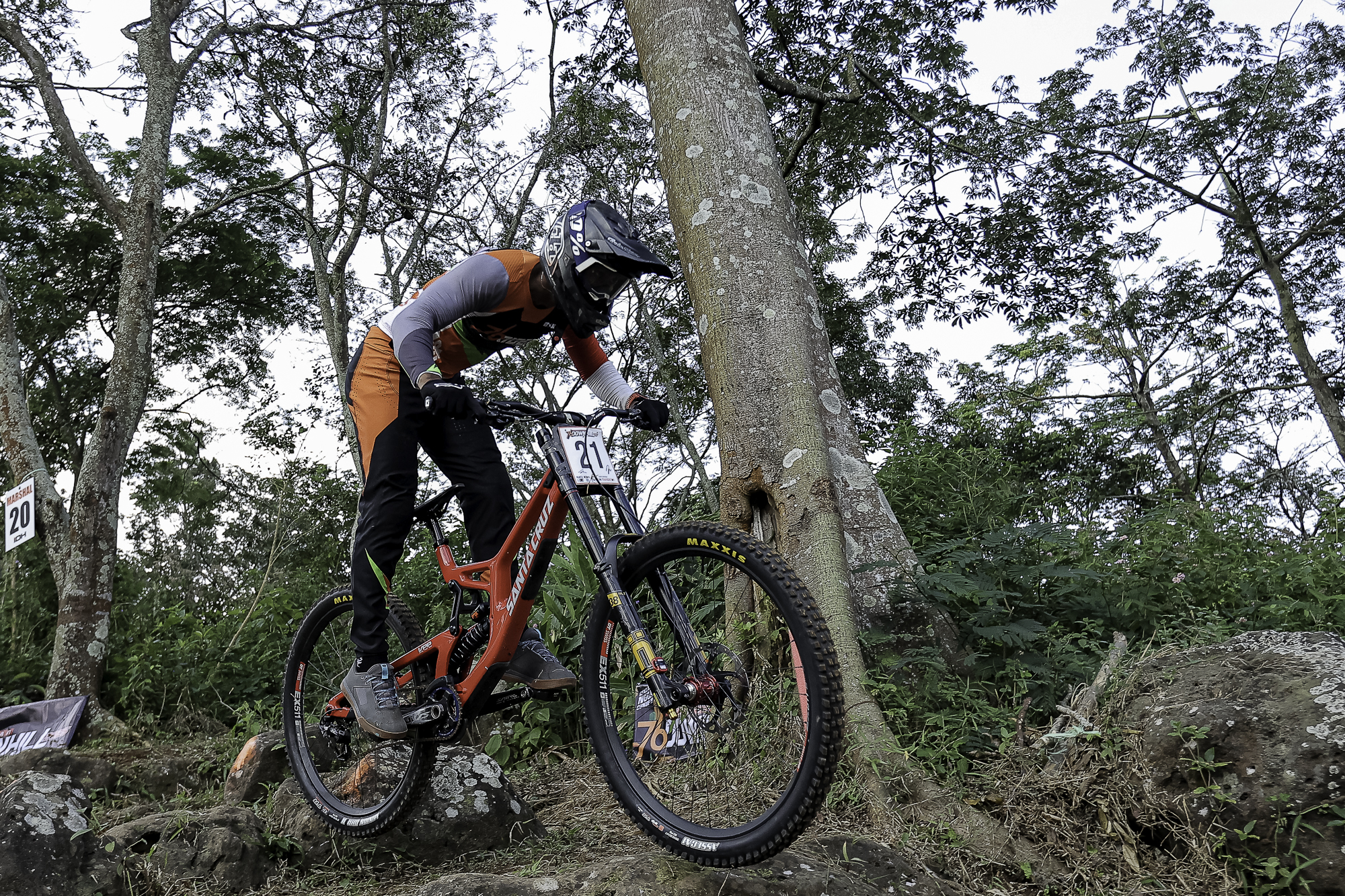 Di Kelas Utama Men Elite, downhiller Mohammad Abdul Hakim berhasil tampil impresif dan menjadi yang tercepat di sesi seeding run seri perdana kejuaraan balap sepeda gunung 76 Indonesian Downhill 2025 yang berlangsung di Ternadi Bike Park, Kudus, Jawa Tengah pada Sabtu (3/5)
