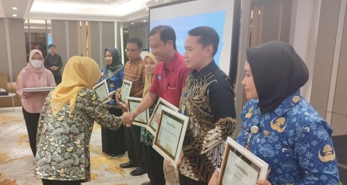 Kepala Bidang Pelayanan Medis RS Kumala Siwi Mijen dr. Indra Damawan (Baju batik) menerima penghargaan dari BPJS Kesehatan Kudus dalam rangkaian acara Monitoring Evaluasi Mutu Layanan FKRTL di Kabupaten Kudus pada Senin, 17 Maret 2025