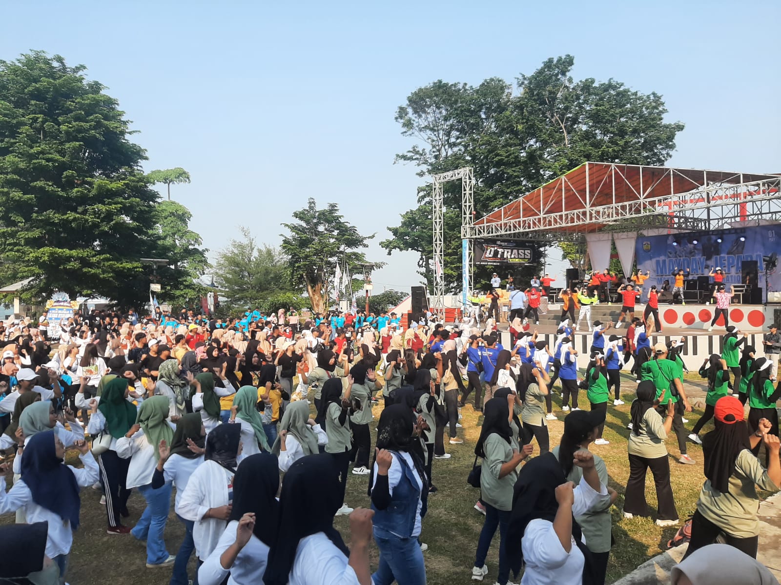 ribuan buruh di Kabupaten Jepara merayakan hari buruh internasional atau May Day dengan berbagai kegiatan bersama di Pantai Kartini pada Kamis (1/5/2025)