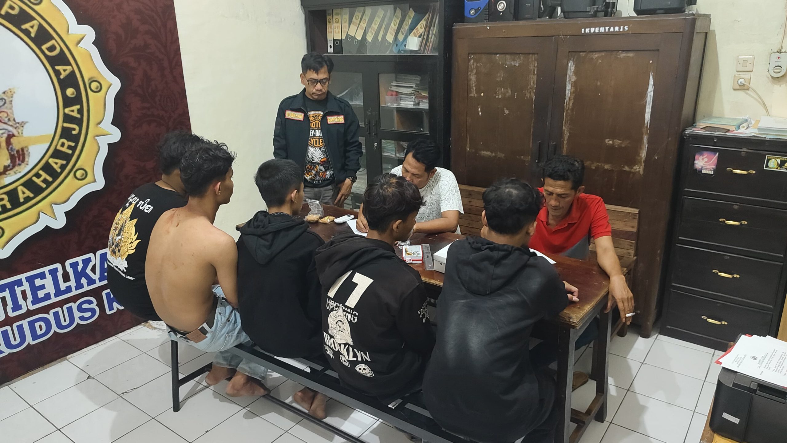 lima pemuda diamankan ke Mapolsek Kudus Kota usai terlibat perkelahian pada Kamis (1/5/2025) dini hari