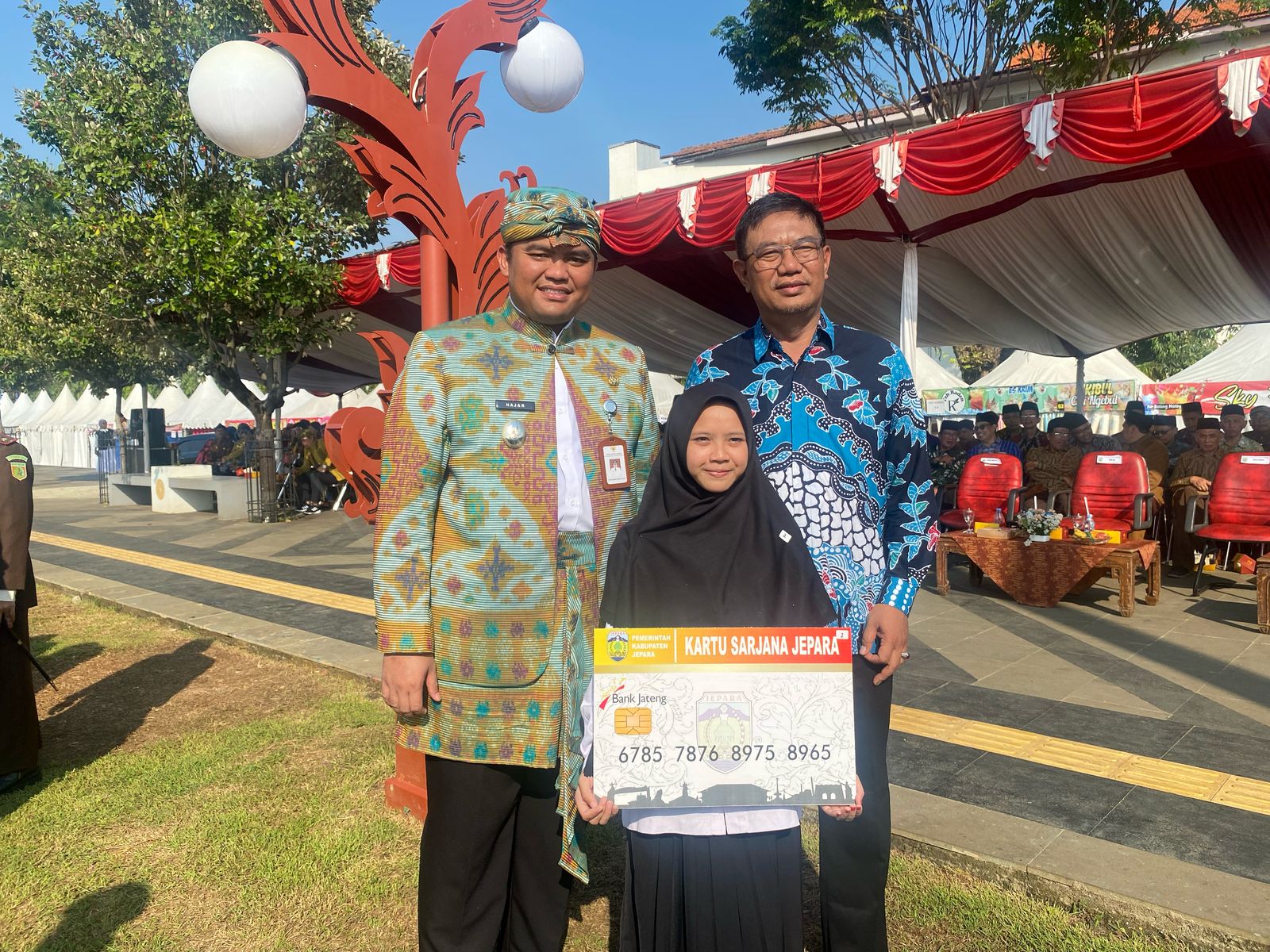 Penyerahan program beasiswa Kartu Sarjana Jepara secara simbolis saat upacara Hari Pendidikan Nasional (Hardiknas) di Alun-Alun Jepara pada 2 Mei 2025 kepada Nur Lailaturrofiah dari Karimunjawa yang akan melanjutkan studi ke UMKU