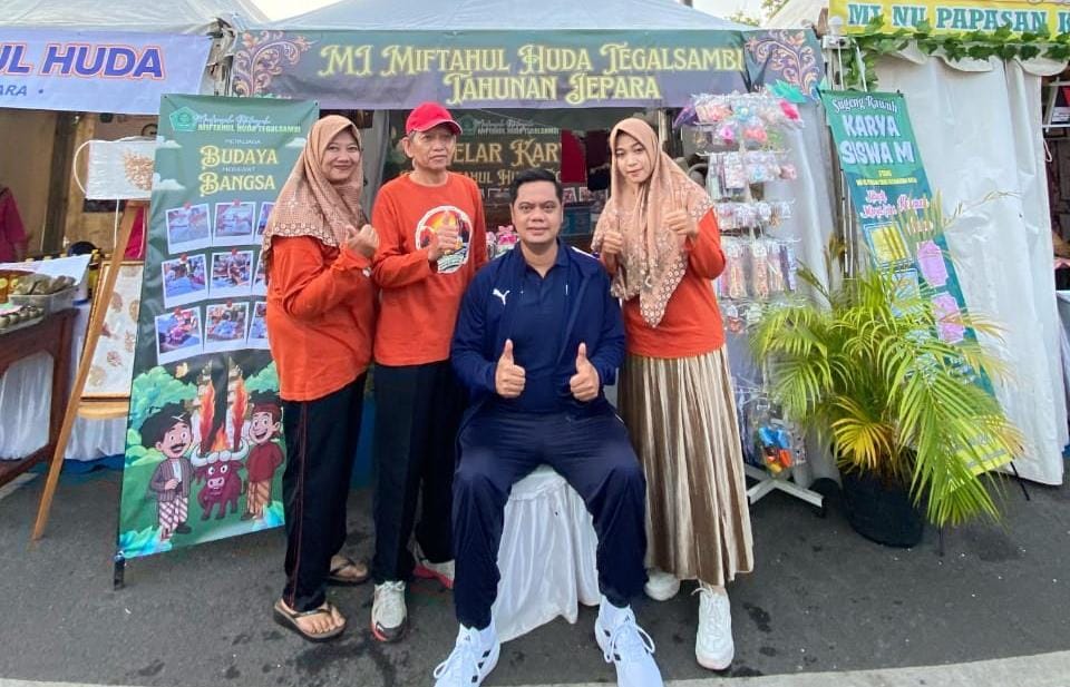Bupati Jepara H. Witiarso Utomo mengunjungi stand Madrasah Ibtidaiyah (MI) Miftahul Huda Tegalsambi Tahunan Jepara pada kegiatan Gelar Karya, Pentas Seni dan Pelajar Mengukir 2025