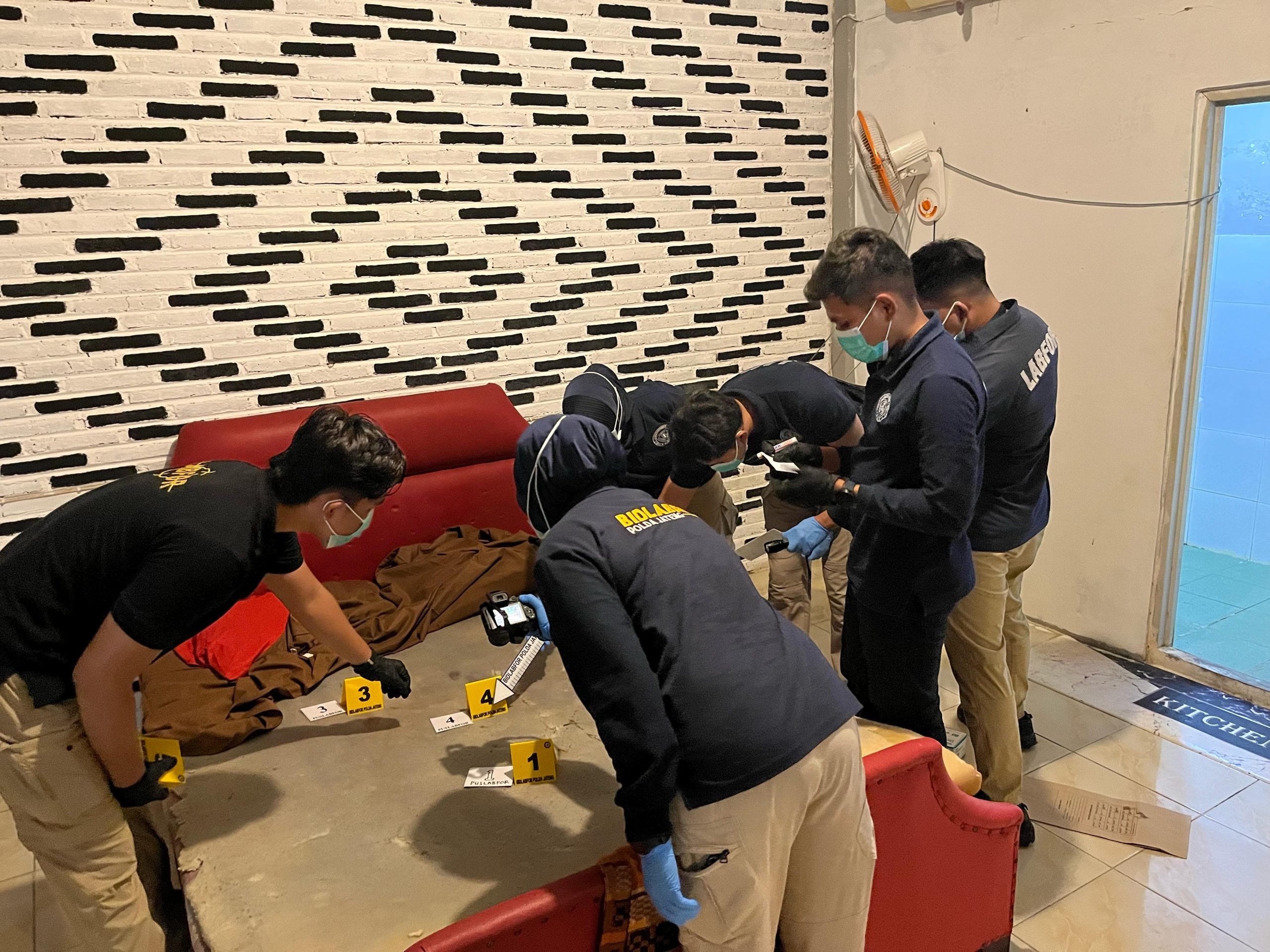 tim gabungan dari Polda Jateng melakukan olah tempat kejadian perkara (TKP) di dua tempat yang diduga kuat berhubungan dengan kasus predator anak, Sabtu (3/5/2025)