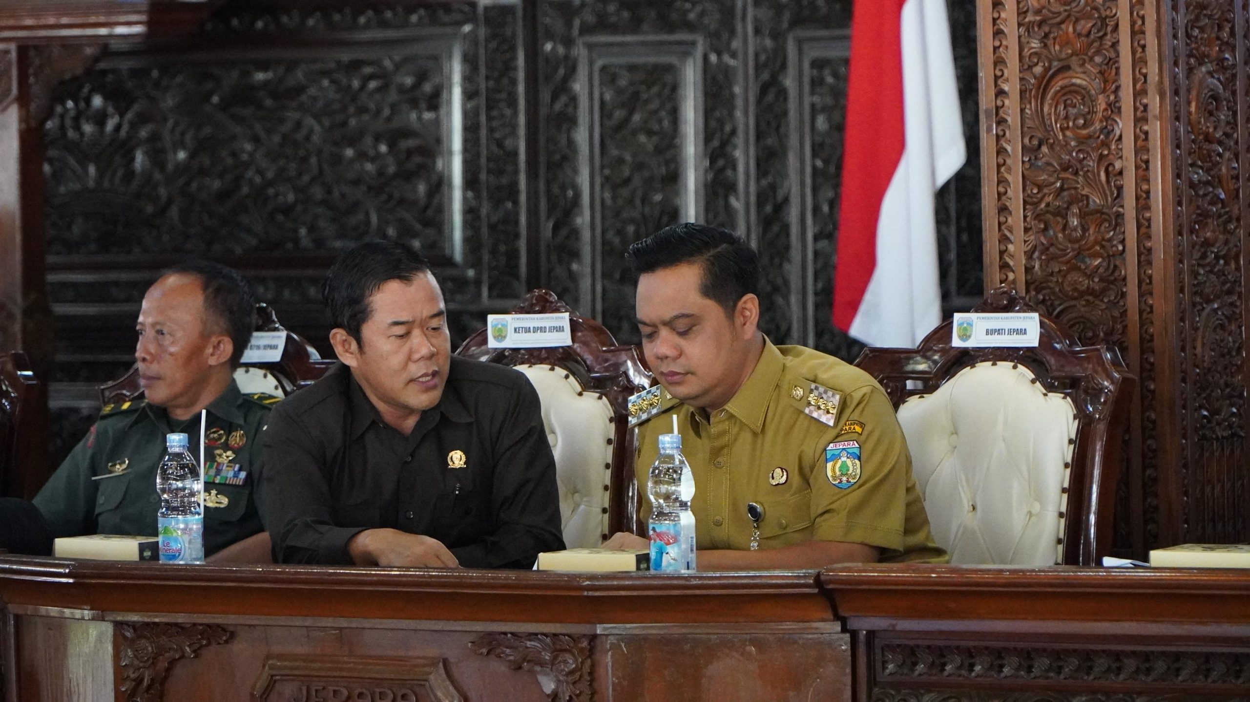 Ketua DPRD Jepara Agus Sutisna (seragam hitam) bersama Bupati Jepara Witiarso Utomo dalam Musyawarah Perencanaan Pembangunan (Musrenbang) Rencana Pembangunan Jangka Menengah Daerah (RPJMD) Kabupaten Jepara Tahun 2025-2029 yang digelar di Pendopo Kartini, Selasa (6/5/2025)