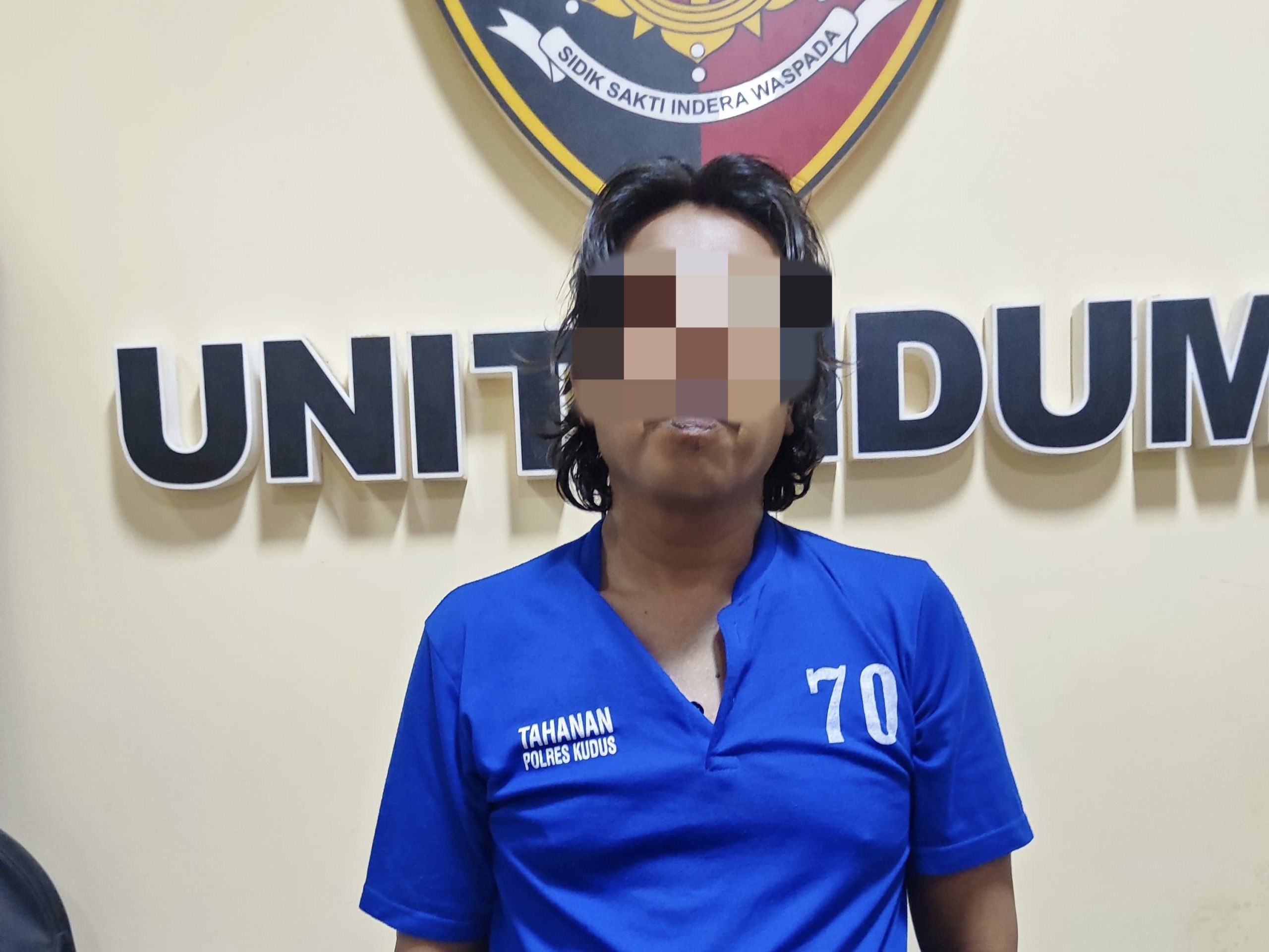 SY (44) diketahui merupakan warga Kota Surabaya, Jawa Timur jadi tersangka penipuan berkedok uang ghaib di Desa Karangampel, Kudus (foto: dok. Polres Kudus)