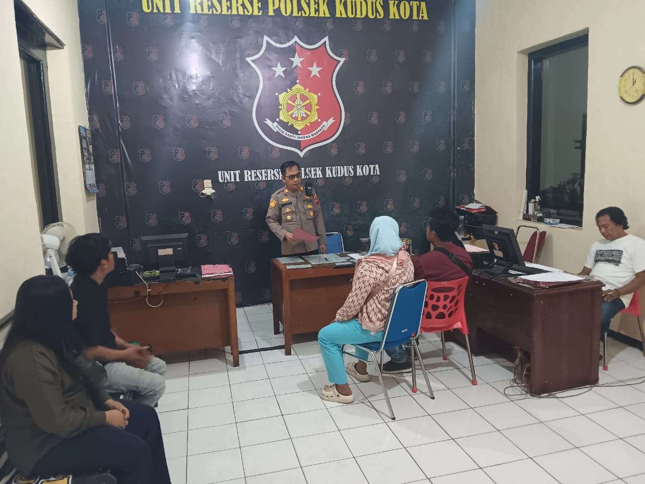 Sejumlah pihak terkait peristiwa salah masuk mobil di Balai Jagong Wergu Wetan dimintai keterangan di Mapolsek Kudus Kota pada Jumat (9/5/2025)