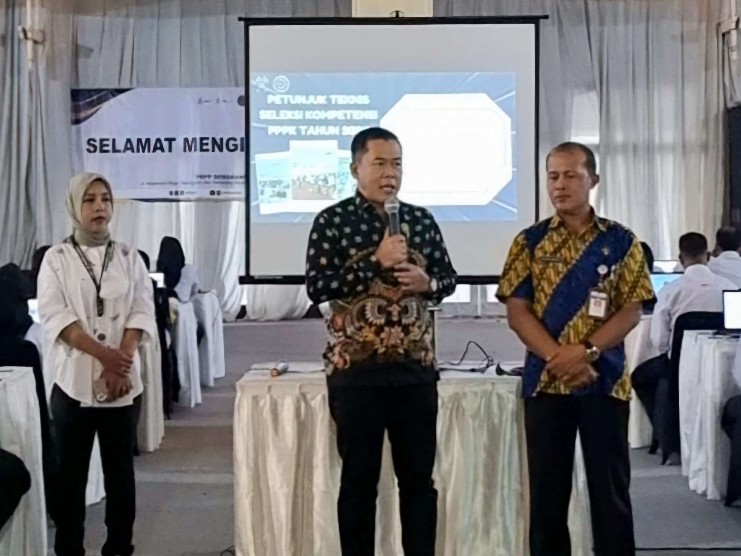 Ketua DPRD Jepara Agus Sutisna hadir menemui para peserta seleksi Pegawai Pemerintah dengan Perjanjian Kerja (PPPK) tahap 2 asal Jepara di PRPP Semarang, Ruang Merbabu