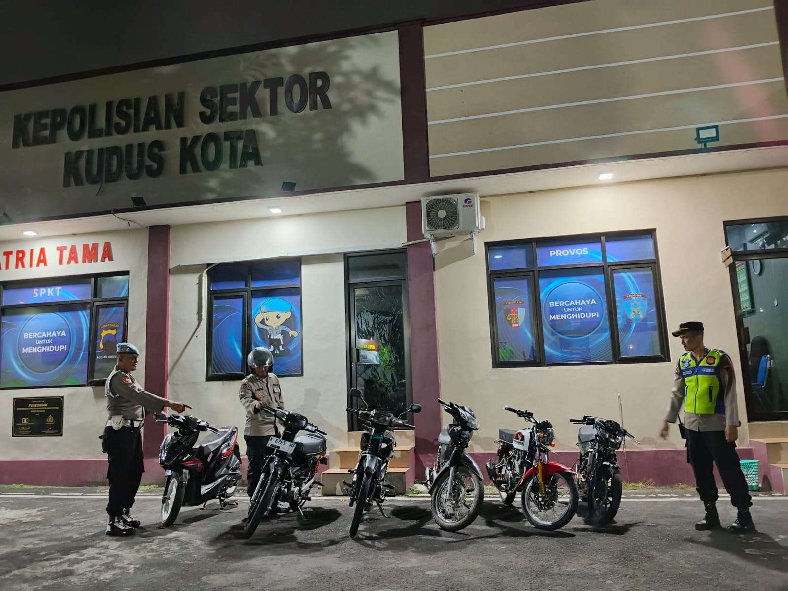 Enam motor dengan knalpot brong yang diamankan Polsek Kudus Kota