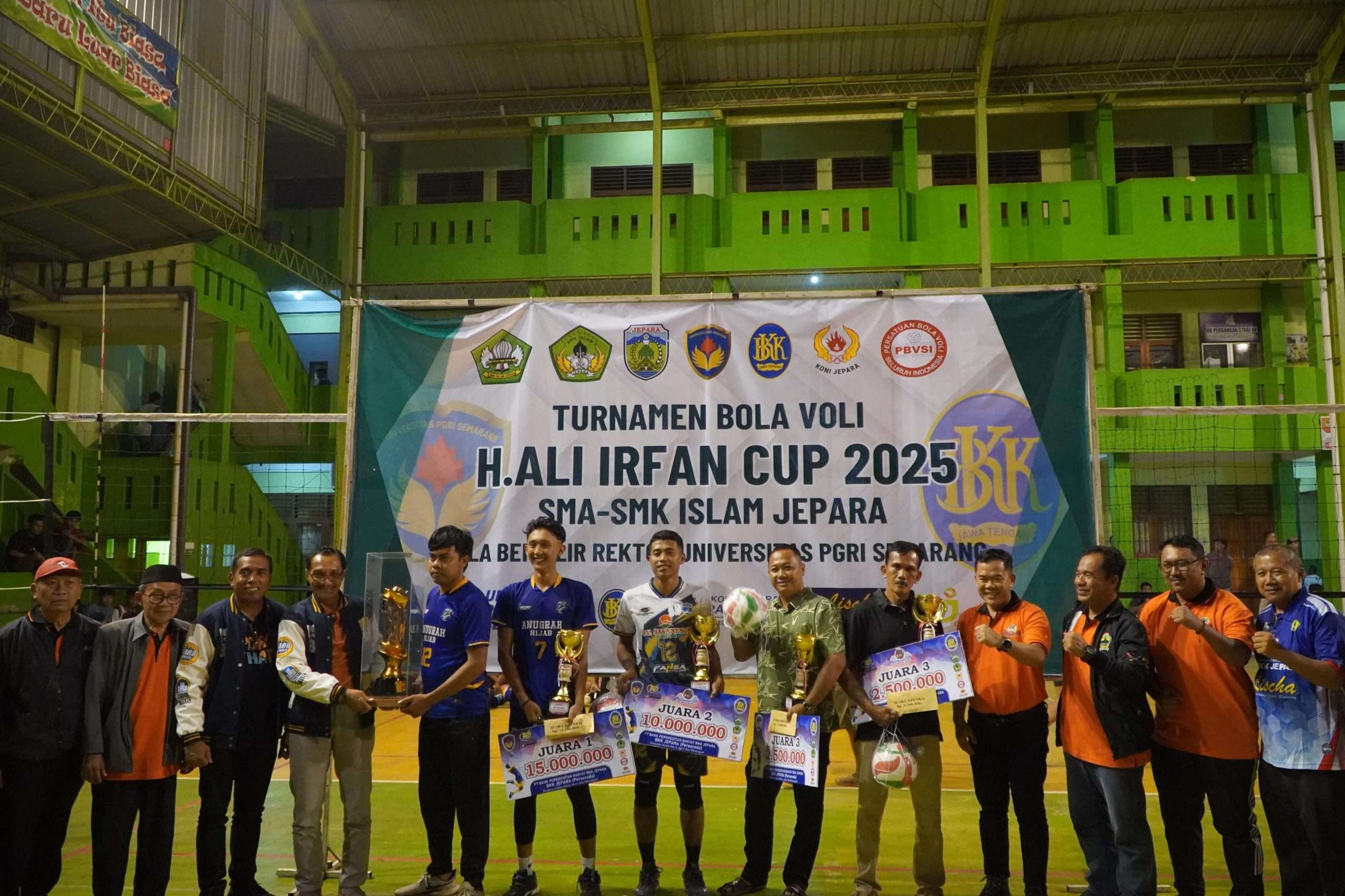 penyerahan piala bergilir Rektor UPGRIS dalam laga final Turnamen Voli H. Ali Irfan Cup 2025 yang digelar di Lapangan Voli SMK Islam Jepara, Sabtu (11/5)