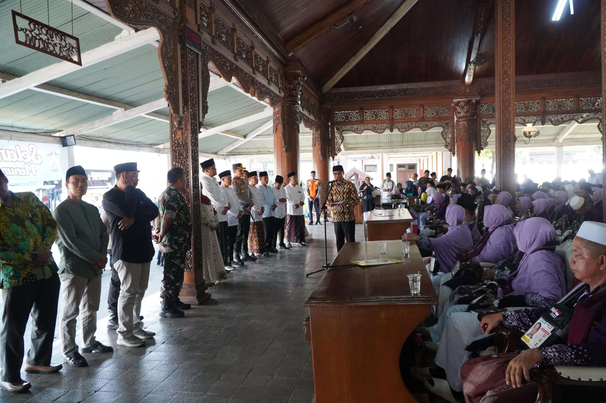 Pelepasan jemaah haji Jepara Kloter 44 di Pendopo Kartini Jepara, Senin (13/5/2025)