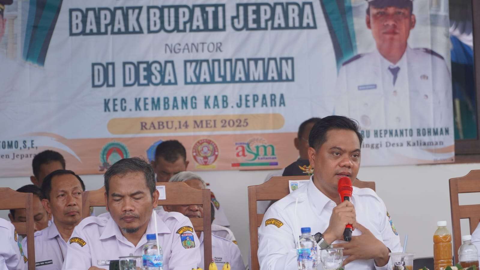 Bupati Jepara Witiarso Utomo di sela-sela kegiatan Bupati Ngantor di Desa Kaliaman, Kembang, Jepara, Rabu (14/5/2025) menyampaikan imbauan terkait study tour untuk siswa TK, SD, SMP sederajat agar meramaikan destinasi dalam kota