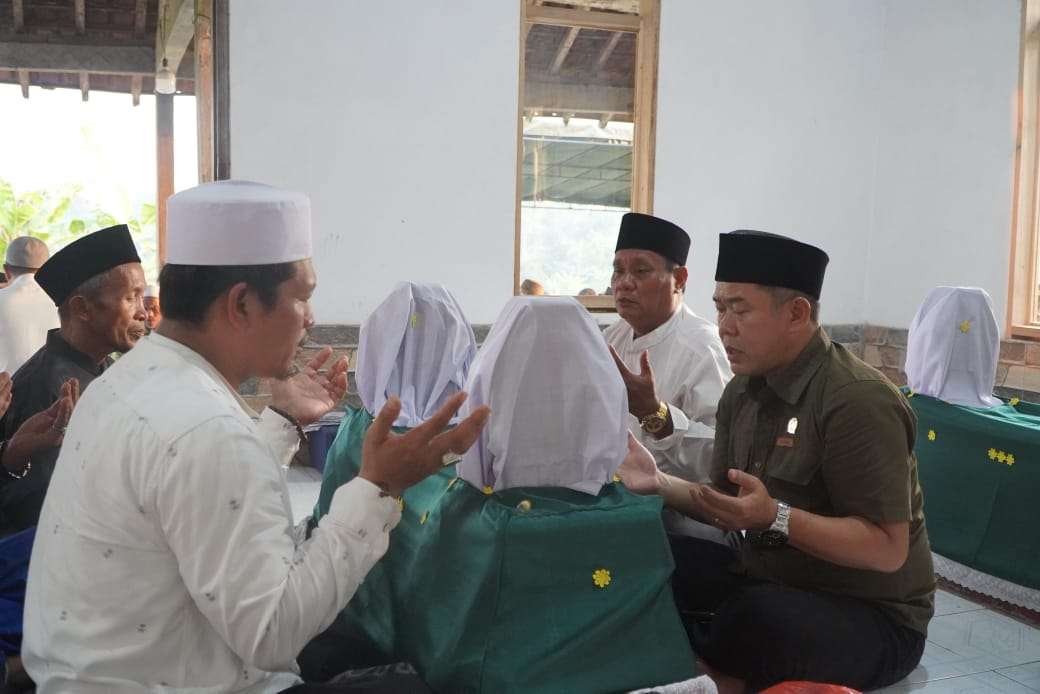 Ketua DPRD Jepara, Agus Sutisna menghadiri tradisi Manganan di Dukuh Kaligede, Desa Kecapi, Kecamatan Tahunan, Kabupaten Jepara, Rabu (14/5/2025)