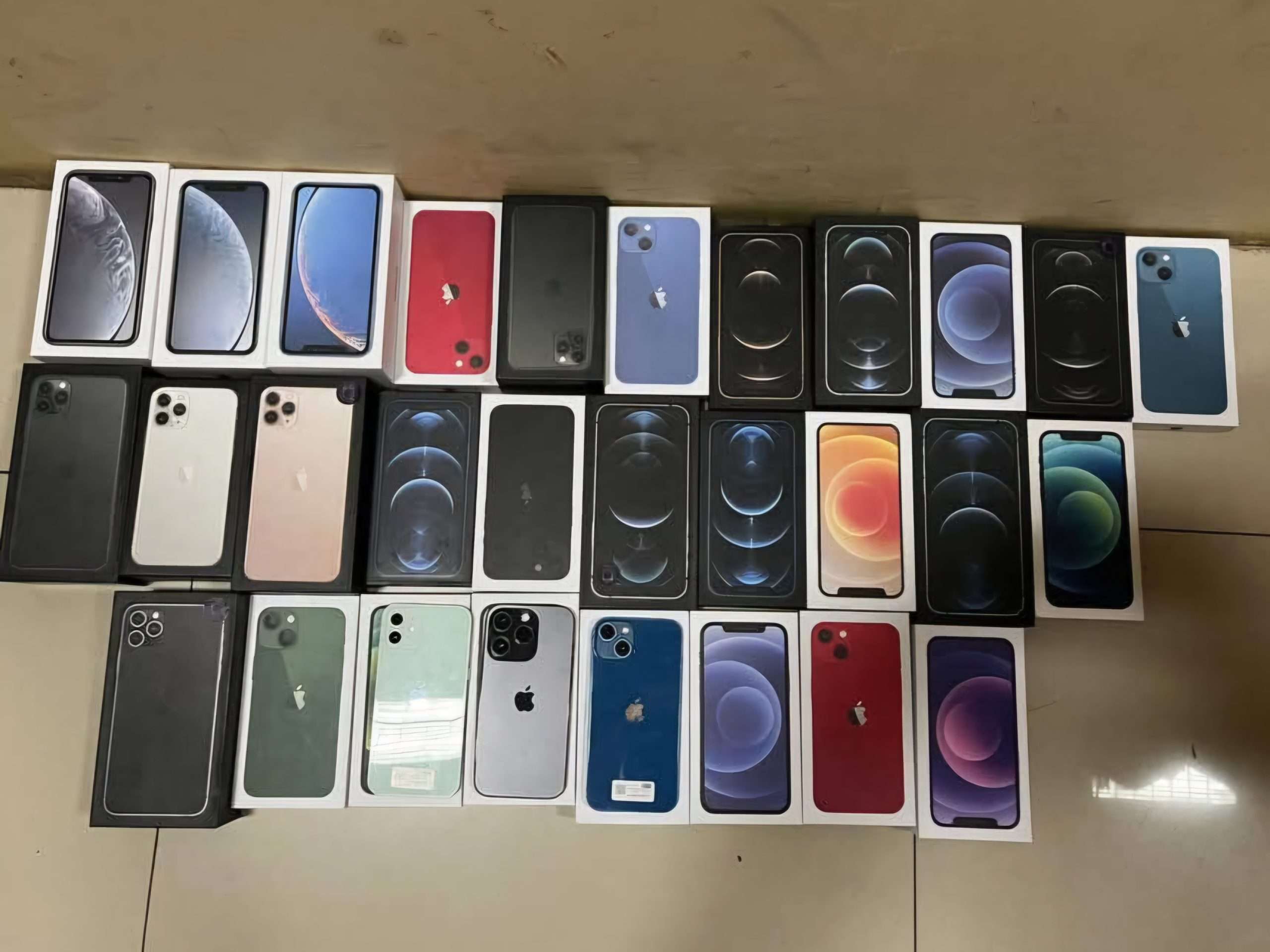 Deretan iPhone yang dicuri BCN dari toko HP di wilayah Kecamatan Kudus Kota